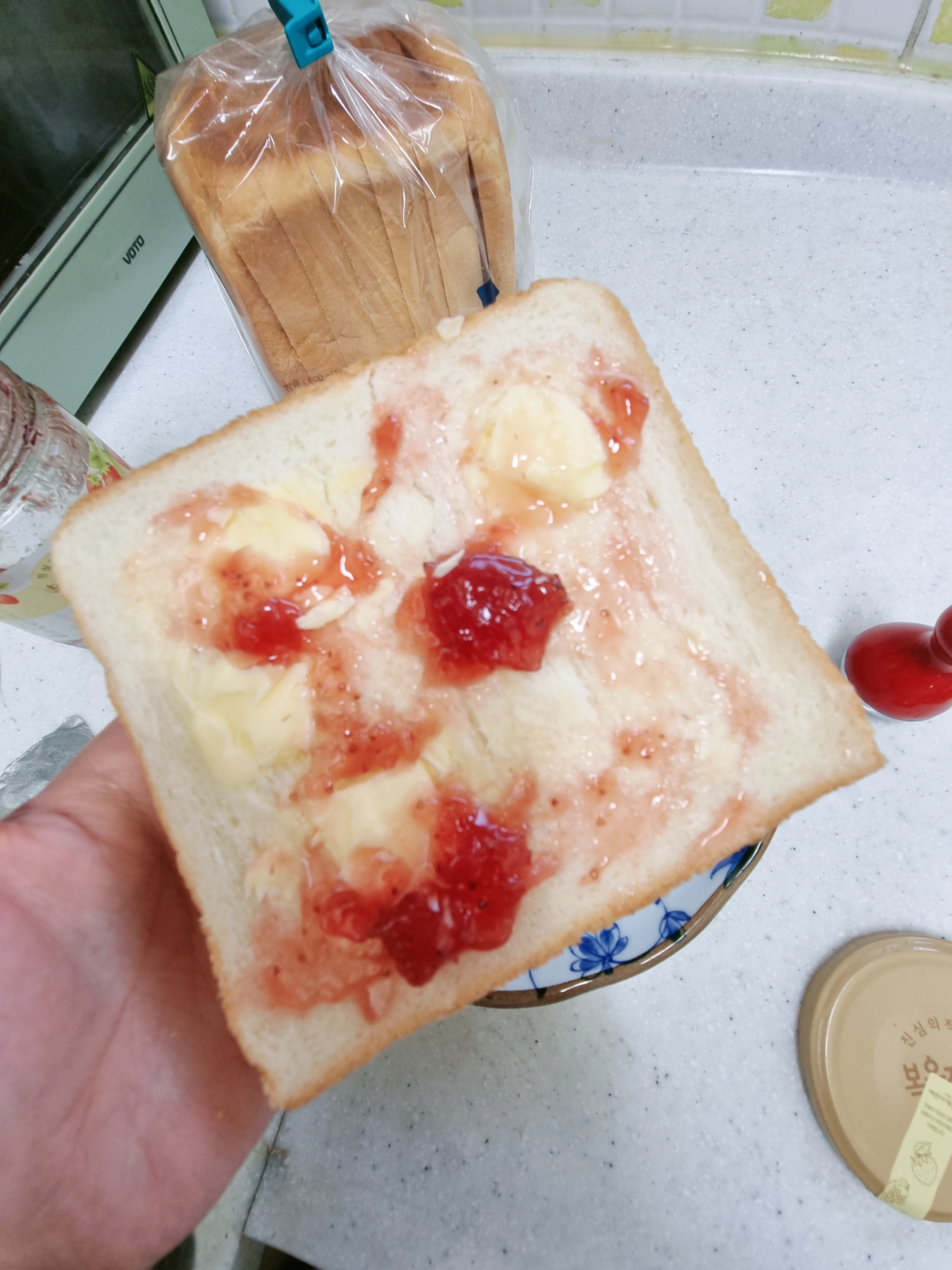 도제식빵-버터딸기잼발라먹기