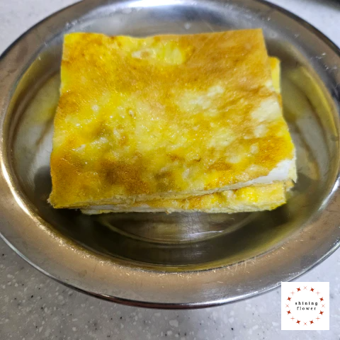 사각김밥-계란지단 부쳐서 김밥김 1/4면 크기에 맞게 잘라서 준비하기