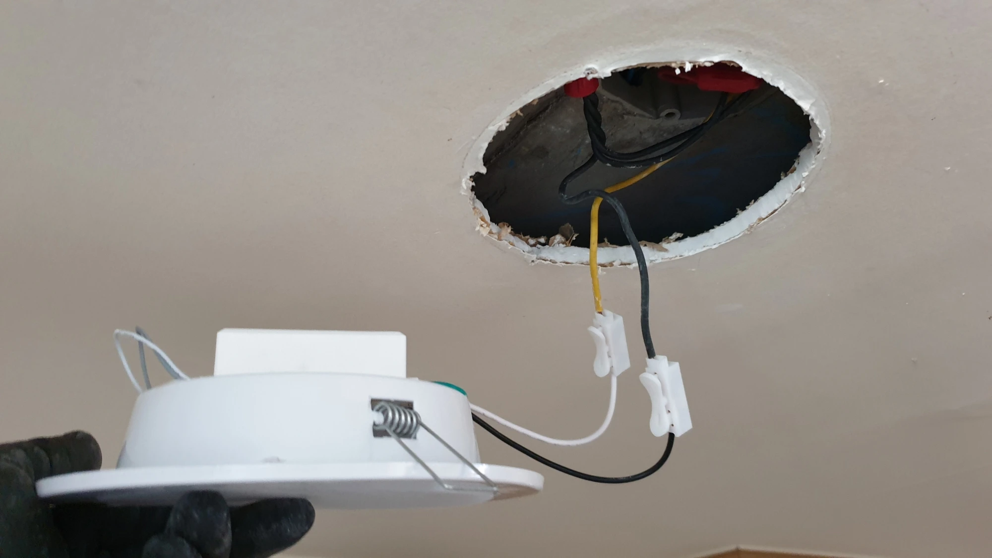 매립등 전등 전선 연결 모습