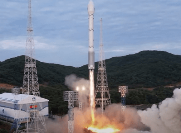 북한 인공위성 발사 장면