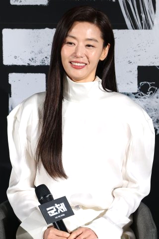 군체 영화 개봉일 줄거리 연상호 감독 출연진 전지현 구교환