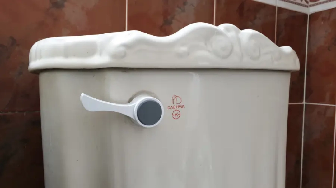 변기 손잡이 교체 완료 모습