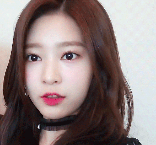 최강 미모 김민주 인사하는 사진