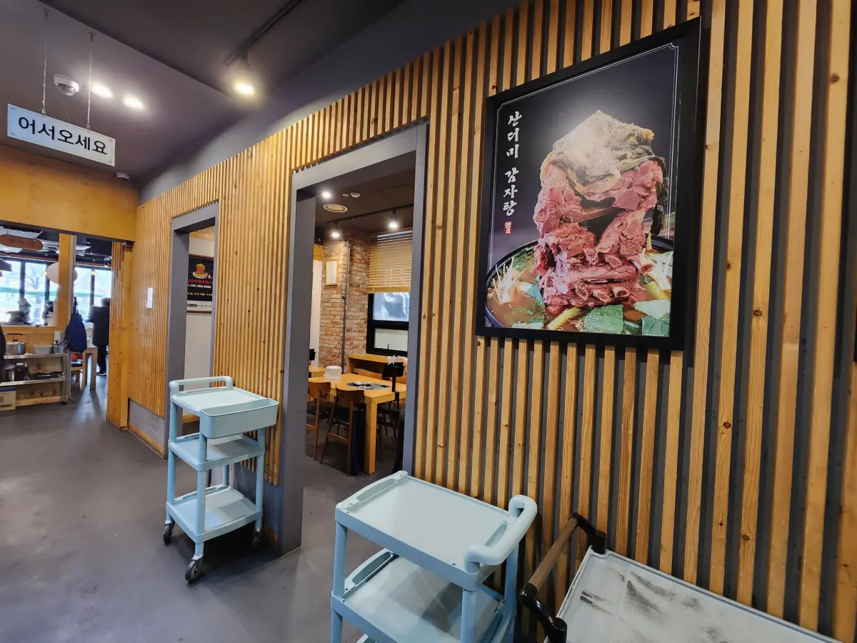 일산-맛집-옛골산더미감자탕-홀테이블-밖에-벽면-단체석-예약석