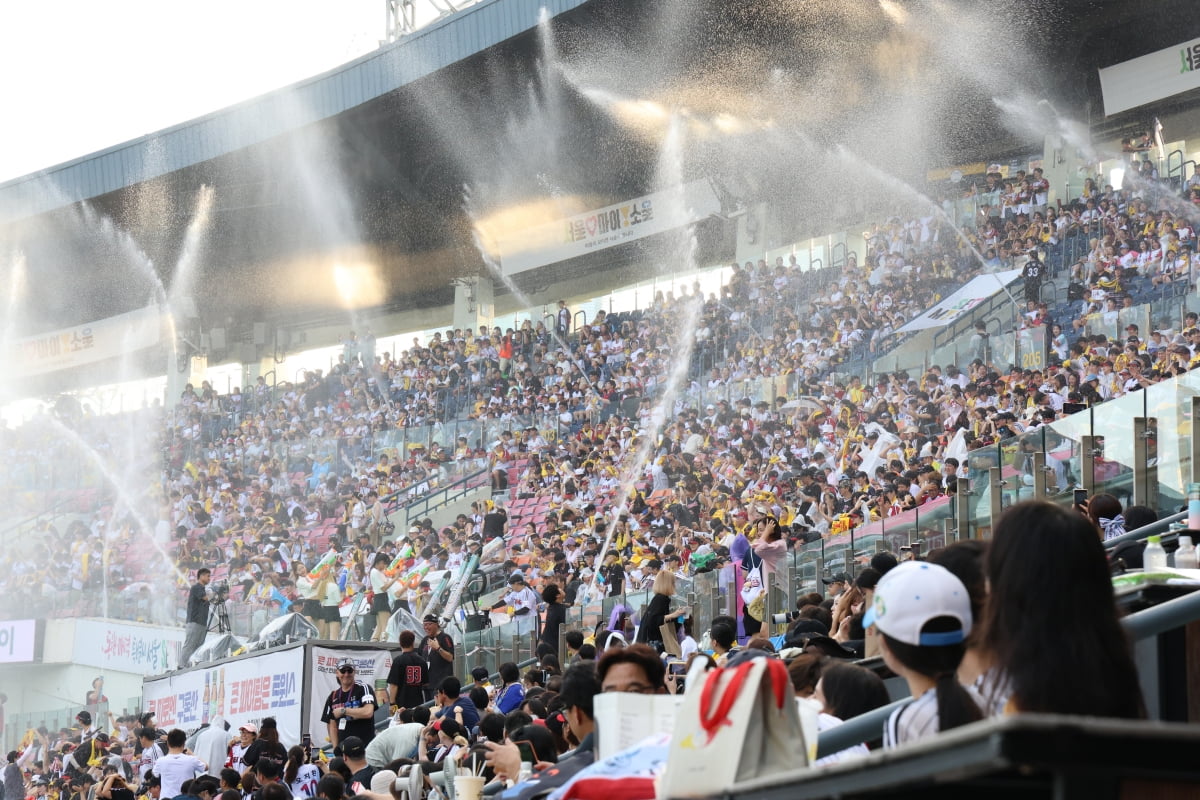 지난 8일 서울 잠실야구장에서 열린 프로야구 LG트윈스와 한화 이글스 경기 관중석에서 물대포가 뿌려지고 있다.