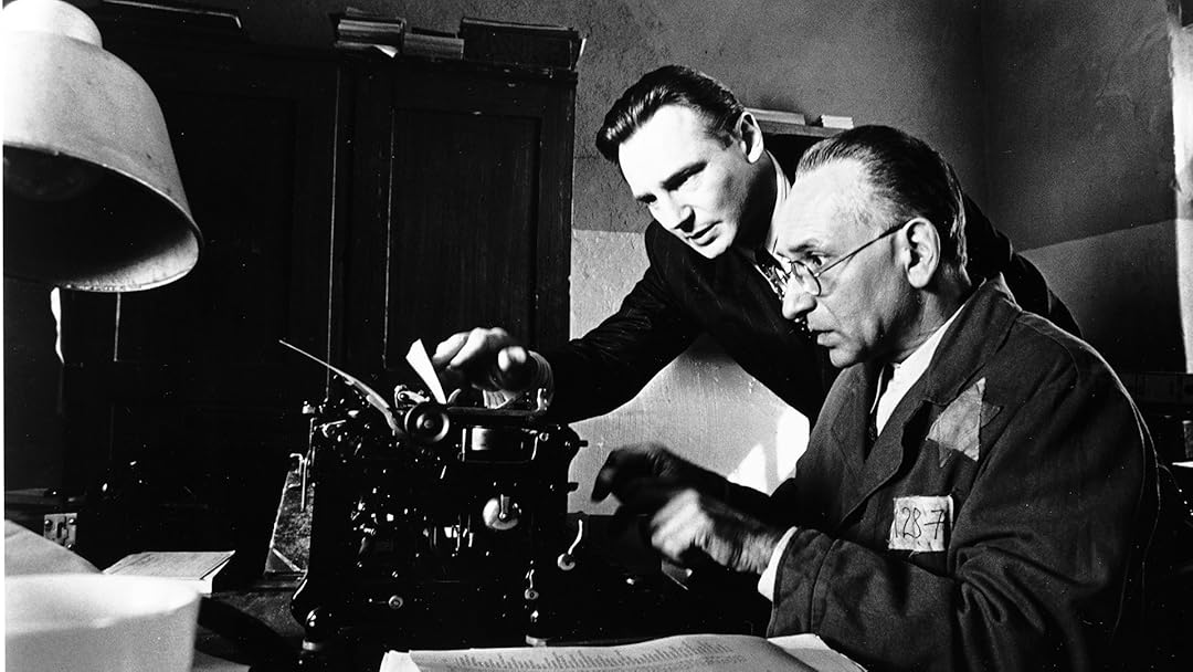 그 장면이 실제 역사에 기대고 있는가, 혹은 연출자의 각색인가를 구분하는 일은 작품 전체의 메시지를 해독하는 첫 단추가 됩니다. 특히 엔딩에서 주인공의 눈빛이 어떻게 달라졌는지, 마지막 컷이 무엇을 남기는지까지 연결해 보면 영화가 말하려는 주제는 훨씬 또렷해지죠.