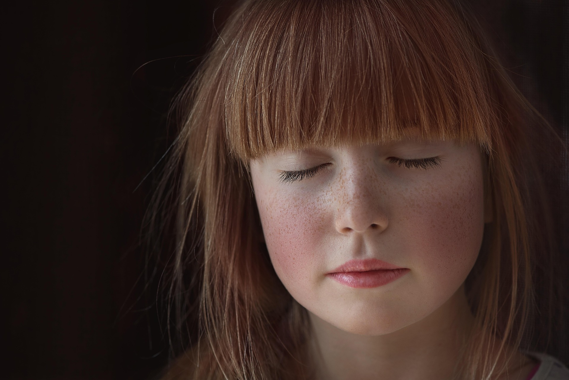40대 피부 기미 관리용 패치를 볼 부위에 붙인 홈케어 장면