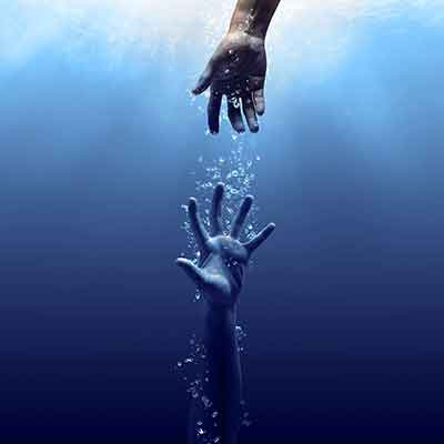 물에 빠진사람 구하는 손