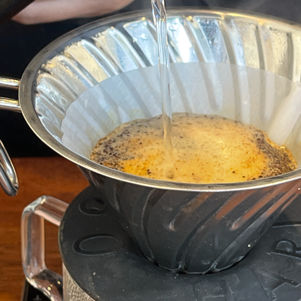 내려지는-핸드드립-커피