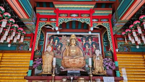 부안 개암사 : 울금바위의 전설과 보물 대웅보전의 예술미를 찾아서