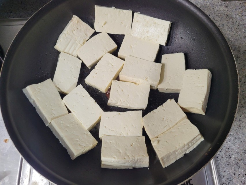 팬에 두부 굽는 모습