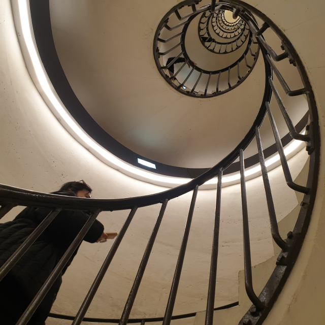 에투알 개선문 전망대로 올라가는 원형 계단