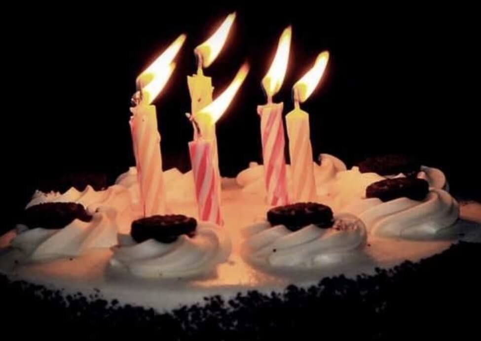 생일케이크 초에 불이 켜져있다