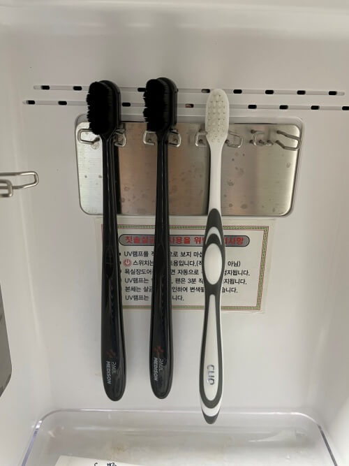 소독기에 걸려져있는 라차칫솔