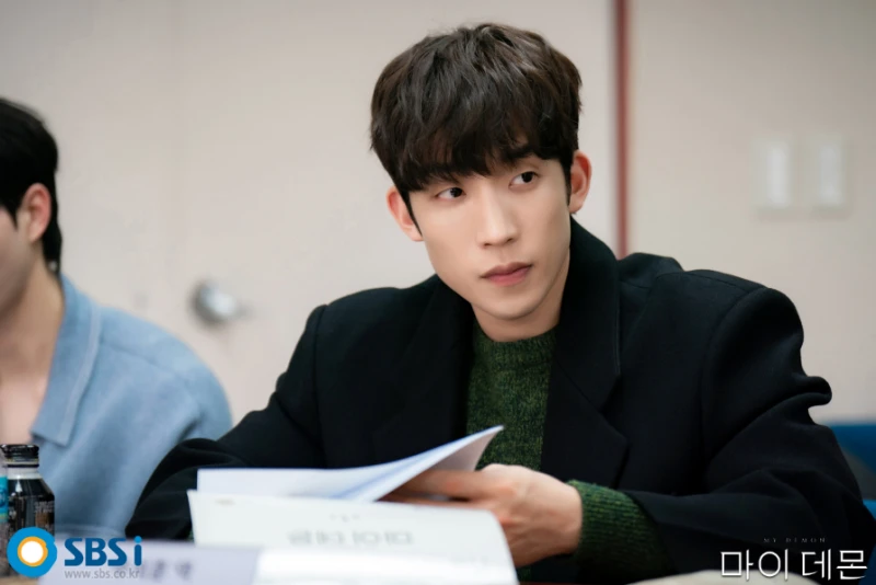 검은 자켓을 입고 있는 드라마 마이 데몬의 주석훈