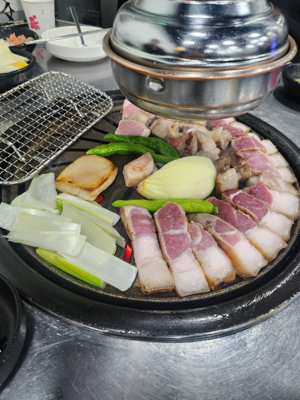 목동 송식당 먹고기 돼지고기 잘라 굽는 모습