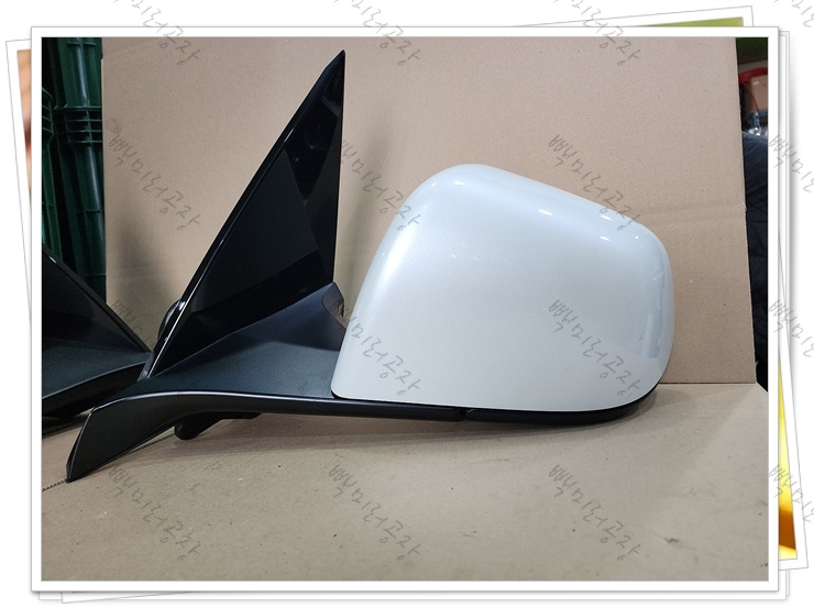 테슬라 모델Y 주니퍼 중고 사이드미러 정면부