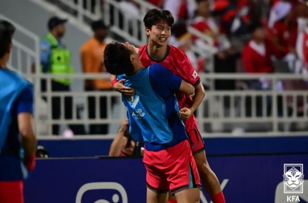 파리-붉은 유니폼을 입은 선수가 골인 후 파란 조끼를 입고 있는 예비선수와 껴안는 모습