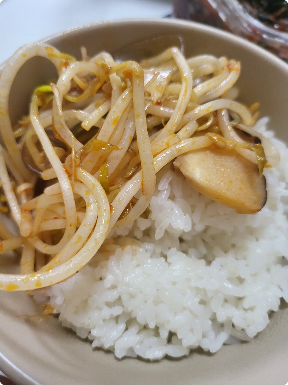 야채를 밥위에 얹어서