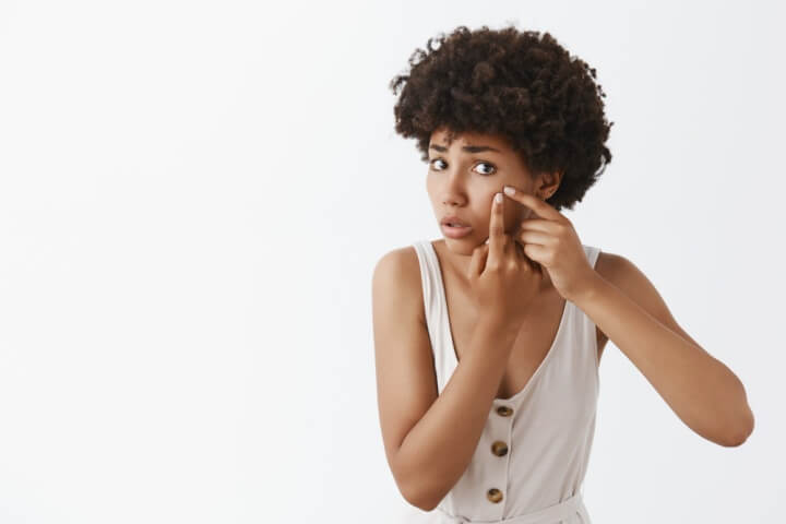 흑인여성이-눈비립종을-가리키고-있는-사진
