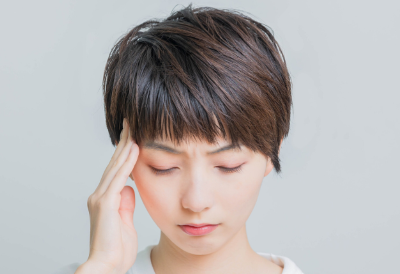 머리가 아픈 여성