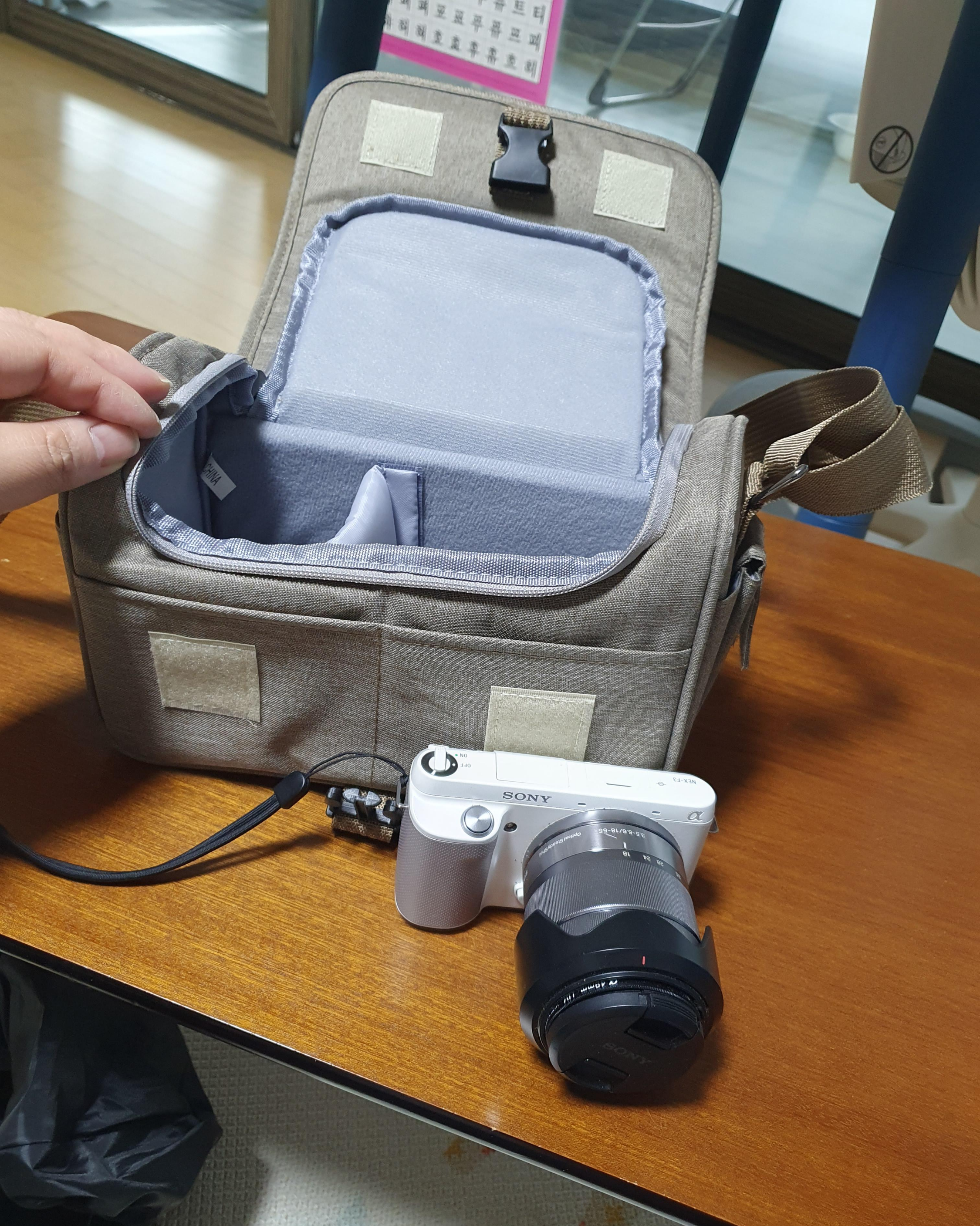 소니 미러리스 NEX-F3는 충분히 들어가고도 남은 사이즈의 카메라 가방이다.