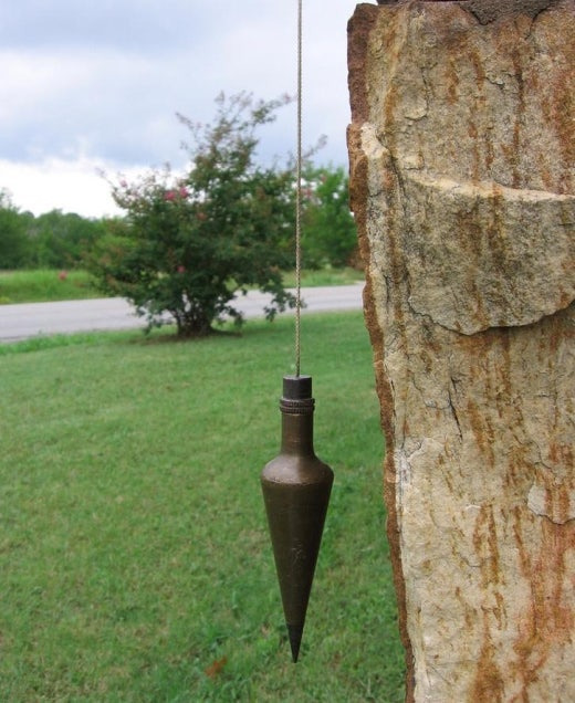 건물 측정하는 추 사진