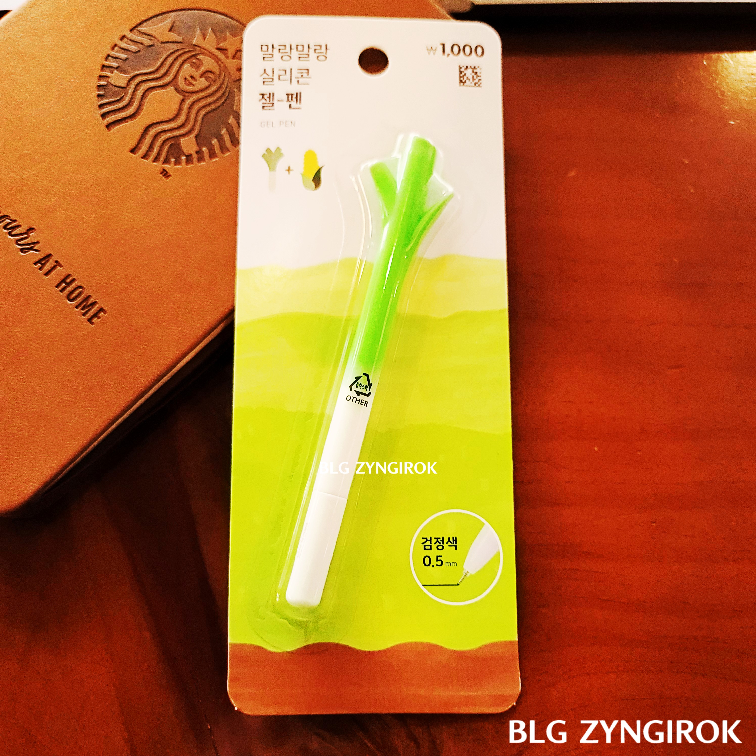 다이소에서 구매한 파 니들펜이 놓여있다.