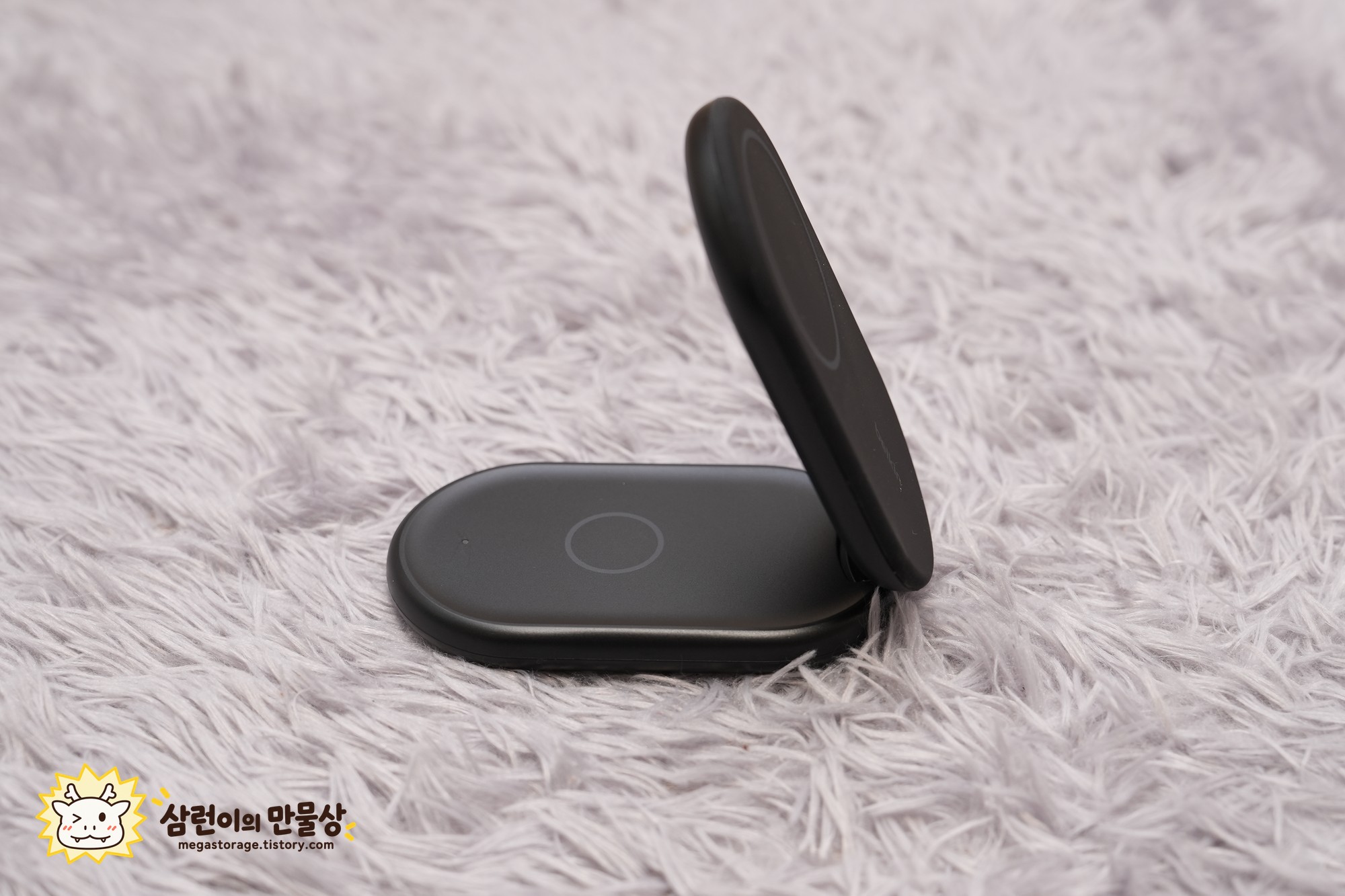 상단 휴대폰 충전부와 하단 이어폰 충전부의 배치