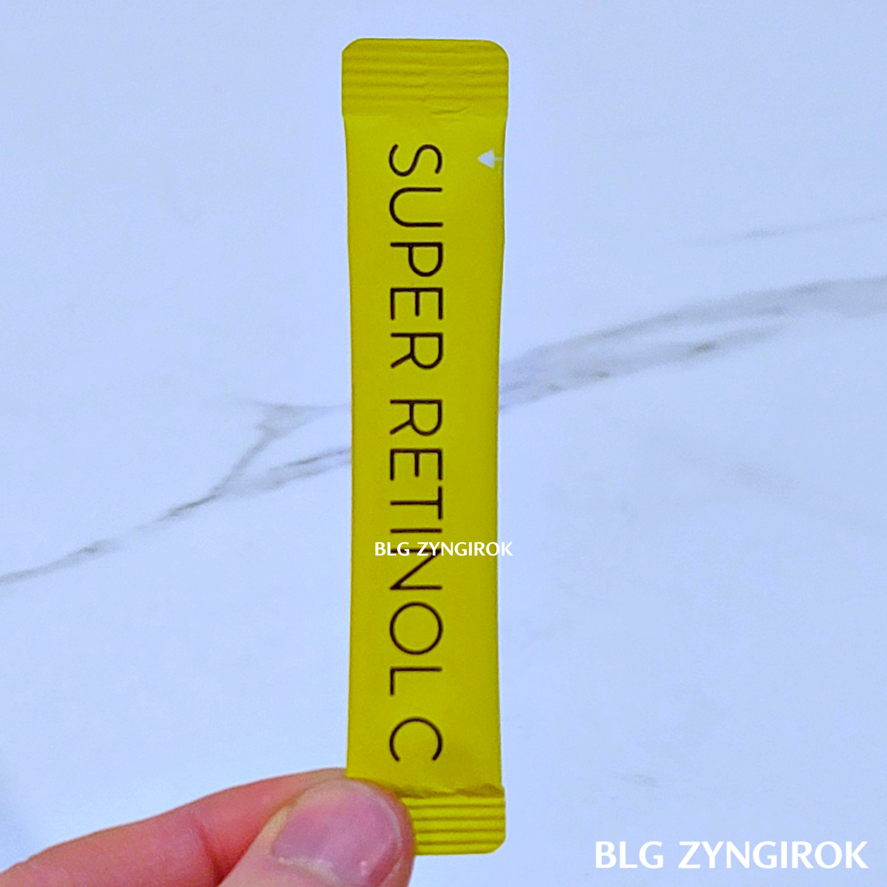 슈퍼레티놀 C - 한 포를 들 고 있는 모습이다.