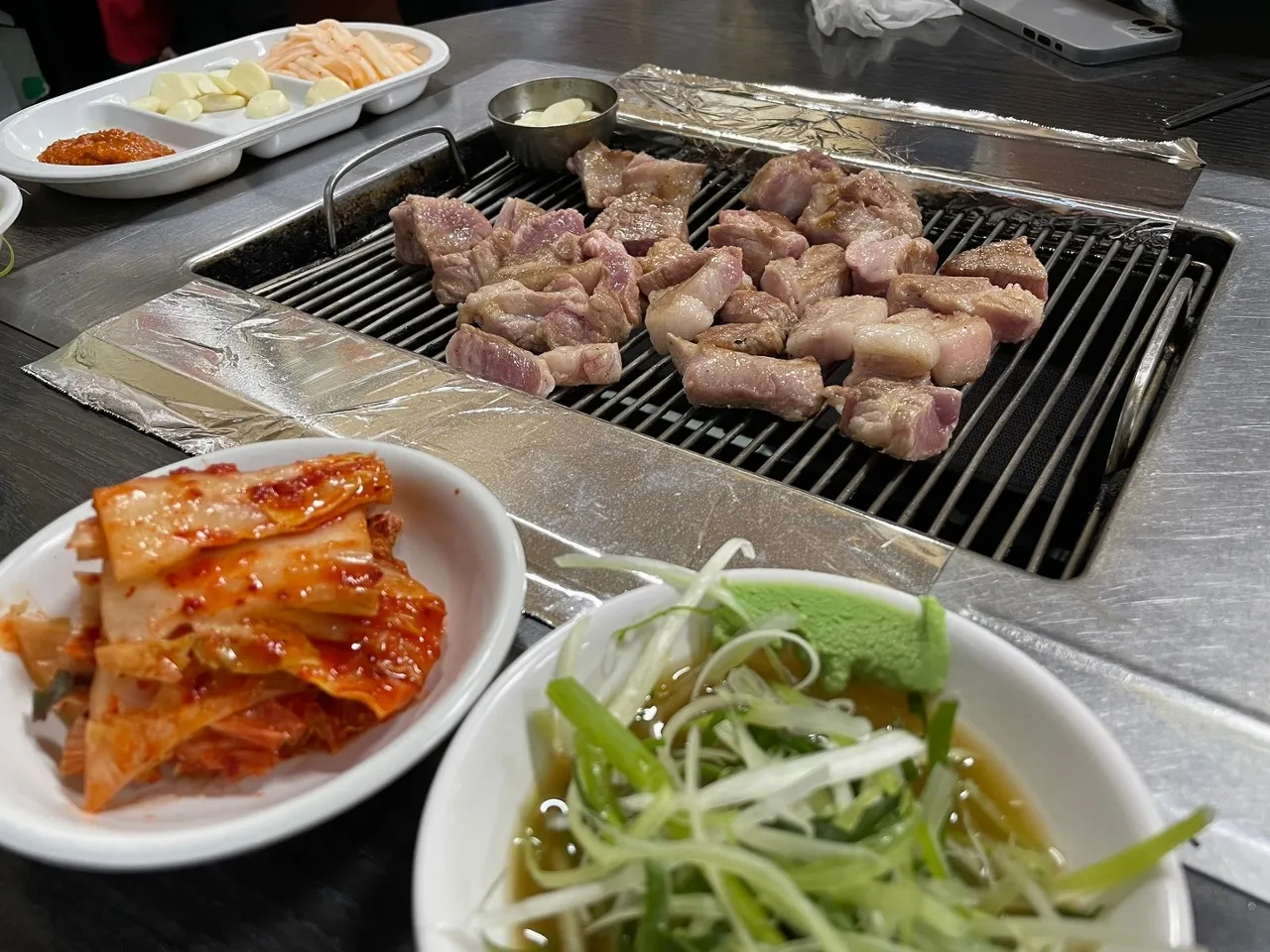 충무로-뚱보식당-밑반찬-목살-통구이
