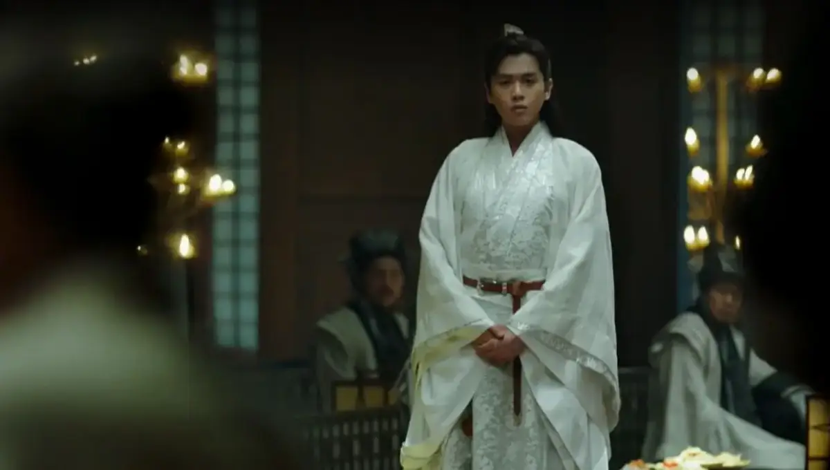 경여년-황궁안에서-흰옷입고-서있는-범한