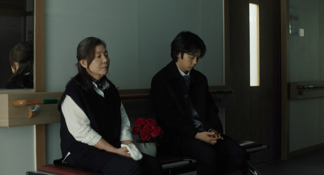 모든 것을 체념한 듯 앉아있는 고모와 고모에게 미안한 감정을 가진 성진