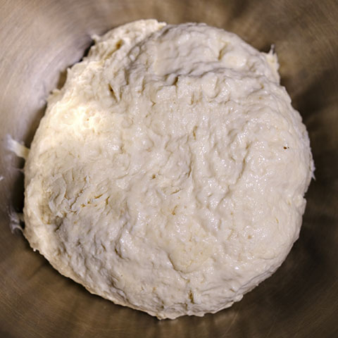 발효를 위해 볼에 밀가루빵 반죽 담기