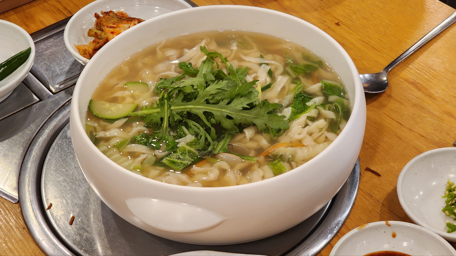 산해물총조개칼국수