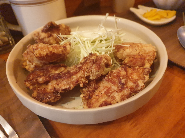 가라아게 5조각과 양배추 샐러드가 놓여진 접시