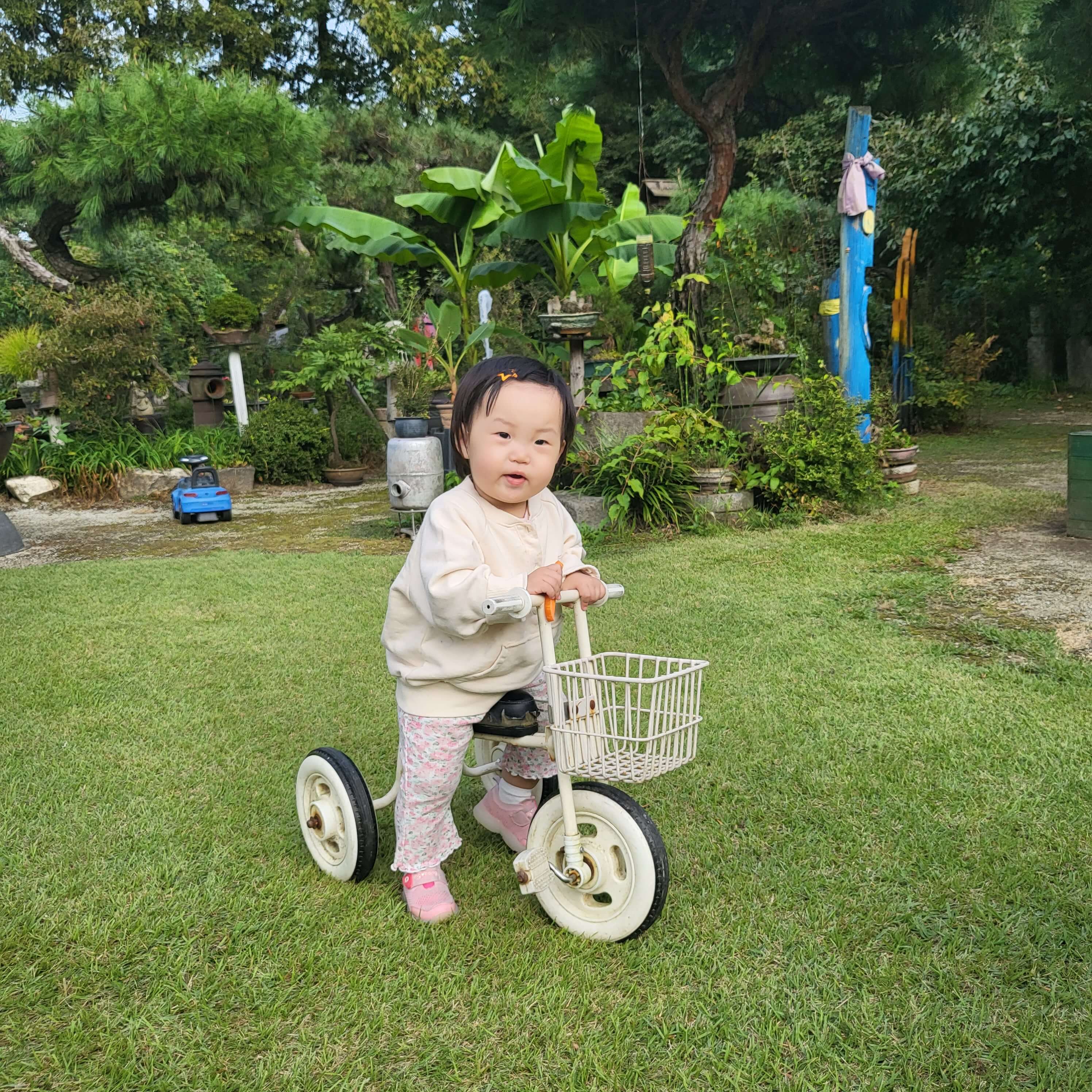 정원에 있던 자전거 타보는 딸