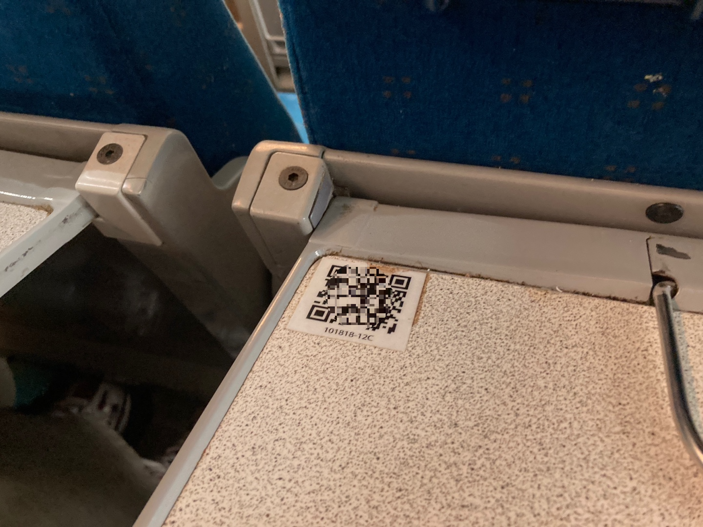 좌석 테이블에 있는 QR코드 모습