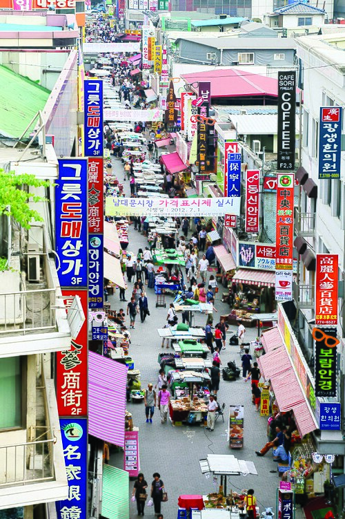 2013년 남대문시장 중앙로의 상점과 노점 자료사진