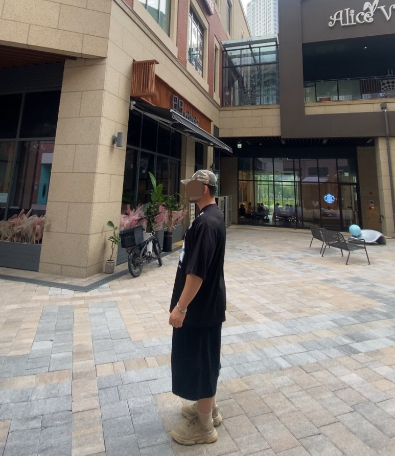 데일리룩('25. 9. 30.)원더플레이스 빈티지워싱 카모 밀리터리 볼캡, 드릭스 럭비오버핏 메시저지 하프 슬리브, 무신사스탠다드 와이드 버뮤다팬츠, 무신사 양말, 아디다스 오즈위고