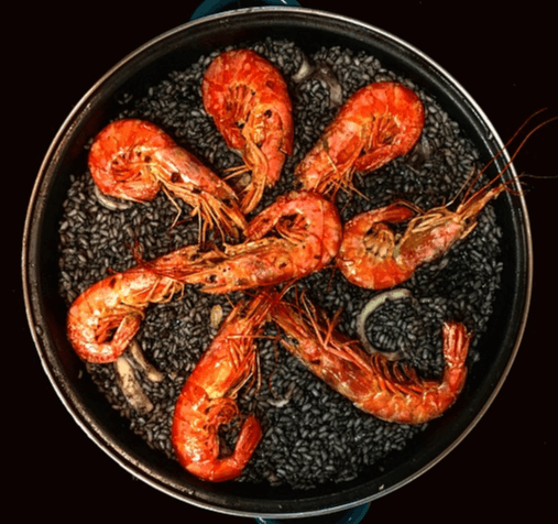 검정 냄비에 검정 흑미밥이 가득하고 그 위에는 붉게 익은 통새우들이 원을 그리며 가득 얹어있다.