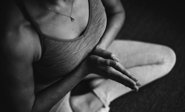 근육 이완법으로 뇌를 속여 행복해지는 긍정적 기분 전환 방법