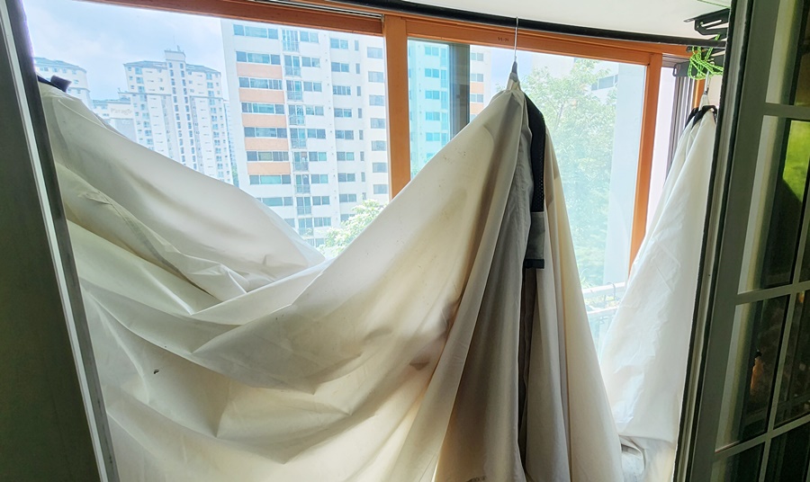 천장 옷걸이에 카라비나로 고정하여 텐트를 말리고있는 모습