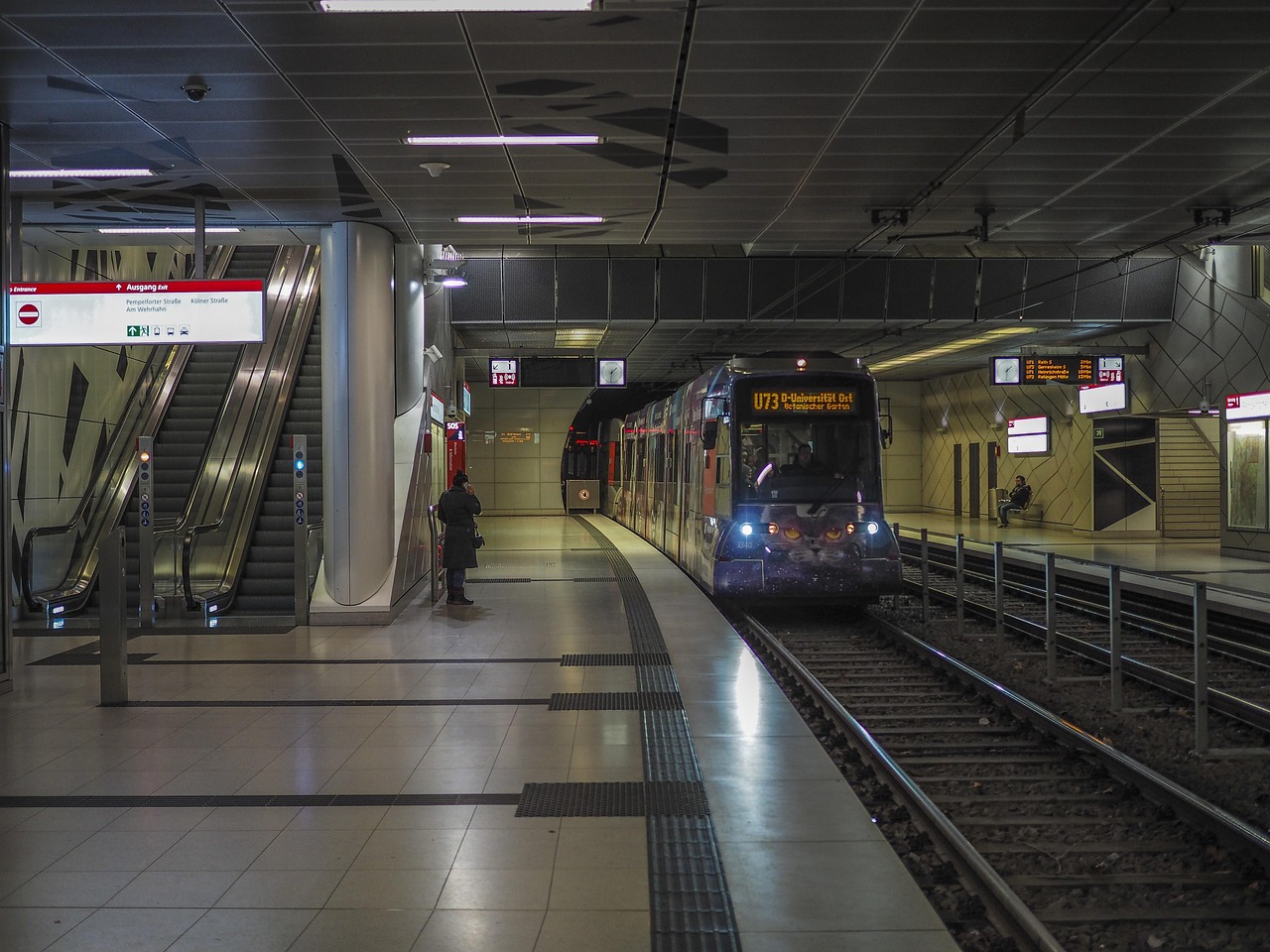 혼자 기차역 플랫폼에 서 있는 인물 실루엣 관련 사진