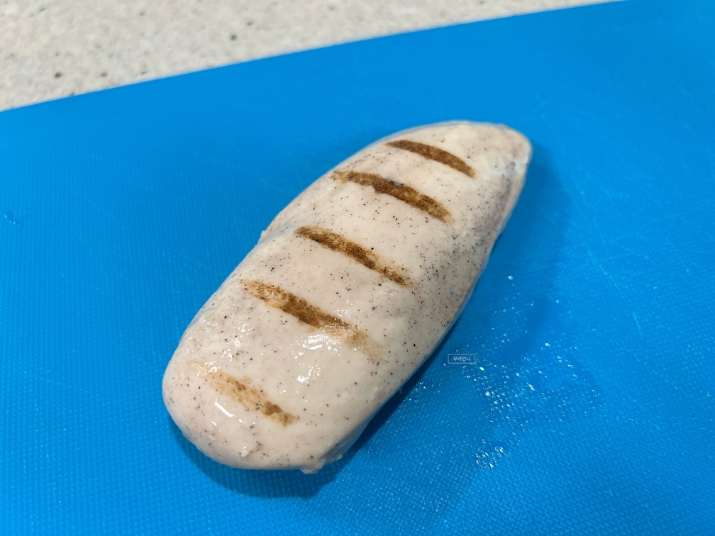 닭가슴살 한 덩어리 준비해 주시구요