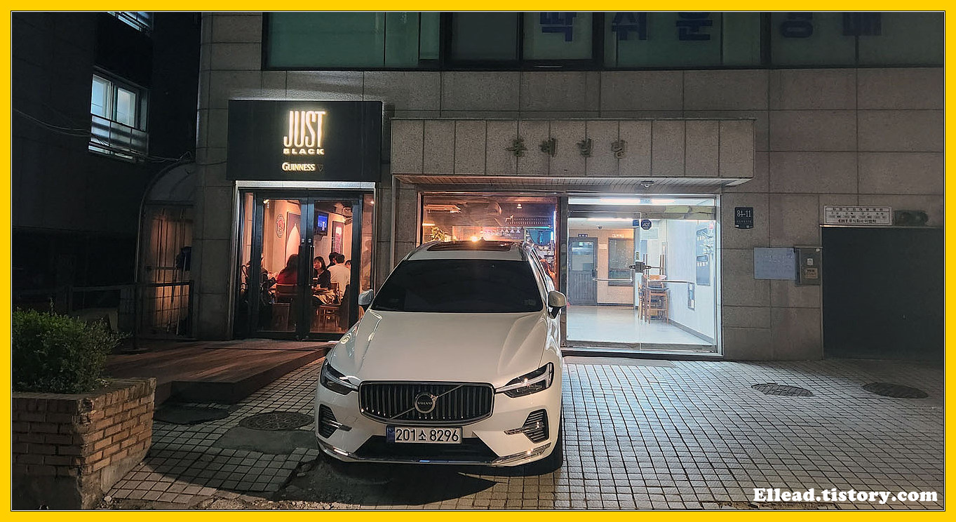 살짝 숨어있는 골목길에 있다.