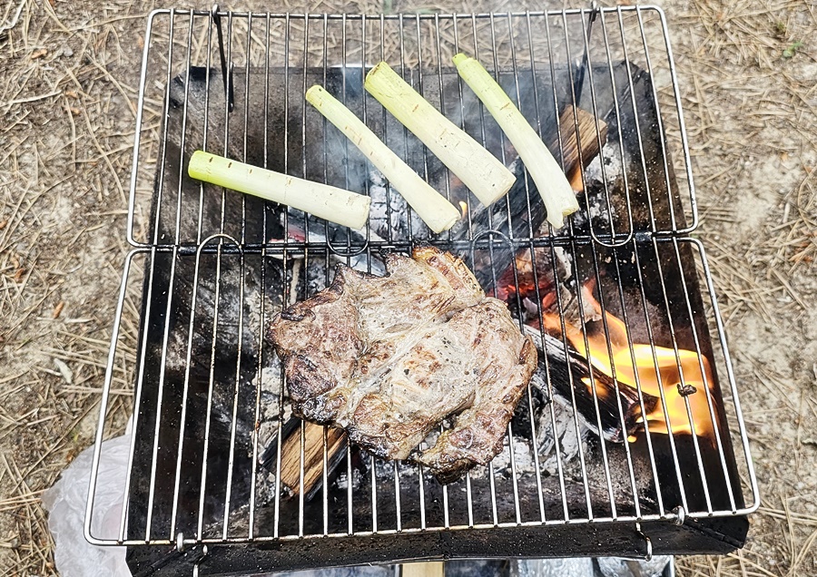 장작으로 올린 고기 많이 탔음...