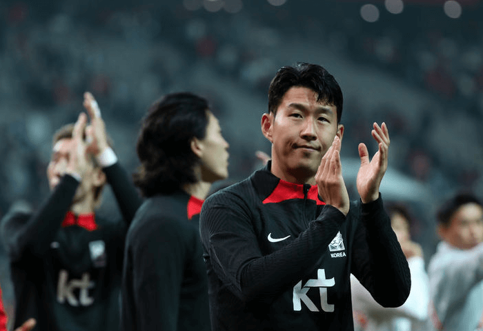 박수치는 손흥민