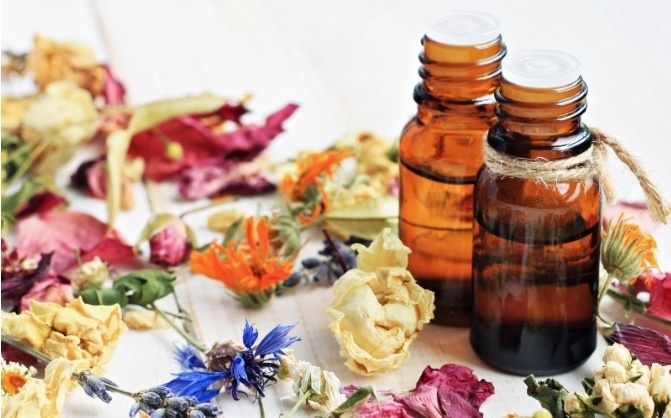 에센셜 오일은 식물에서 추출한 향이 강한 고농축 오일이다.