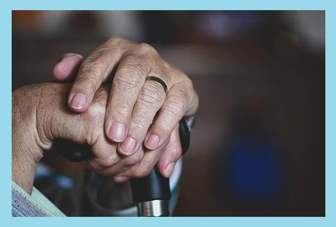 지팡이-짚은-노인-손